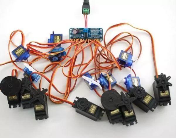 What are the three servo lines? This paper analyzes the corresponding relationship between servo cables